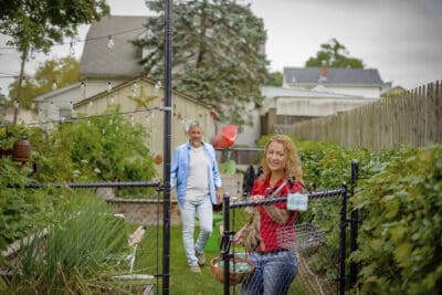 deux paysagistes dans un jardin